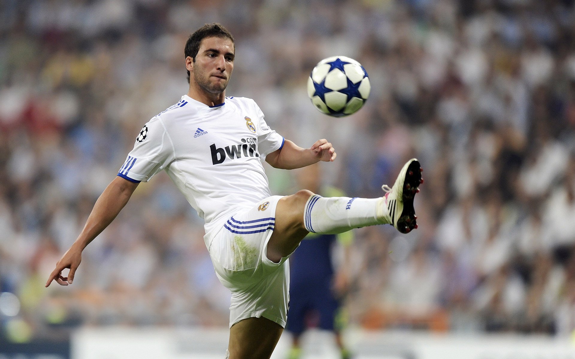 对关键对手拼搏表现凝聚团队士气,关键在队伍